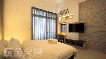 Premium bedding, desk, blackout curtains, free WiFi