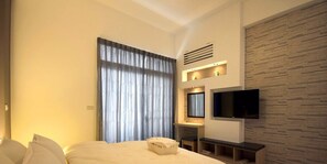 Bộ đồ giường cao cấp, bàn, màn/rèm cản sáng