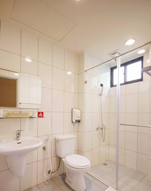 Quarto casal | Banheiro | Chuveiro, produtos de toalete grátis, secador de cabelo, chinelos