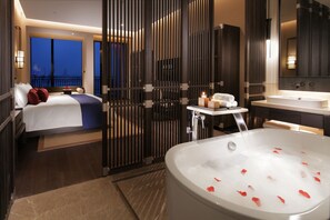 Deluxe King Room with Lake View
