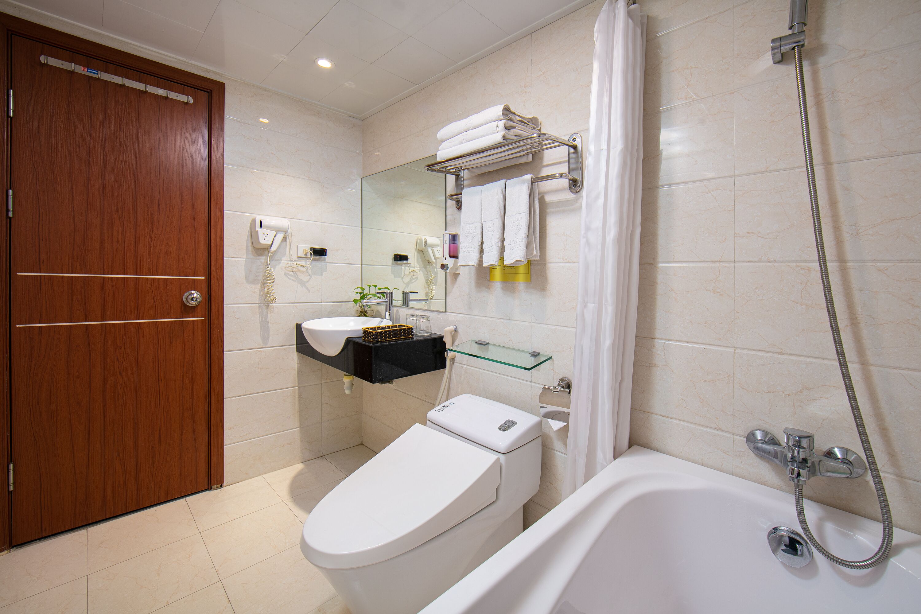 family room, city view | bathroom | free toiletries, hair dryer, bathrobes, slippers