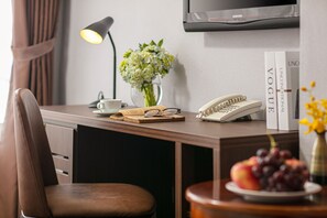 Quarto família, vista para a cidade | Roupas de cama premium, frigobar, cofres nos quartos, escrivaninha