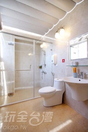 패밀리 쿼드룸 | 욕실 | 샤워 시설, 무료 세면용품, 헤어드라이어, 슬리퍼