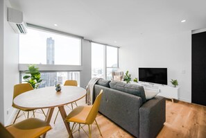 Deluxe Apartment, 2 Bedrooms | In-room dining - SSP - Upper West Side (Melbourne)
