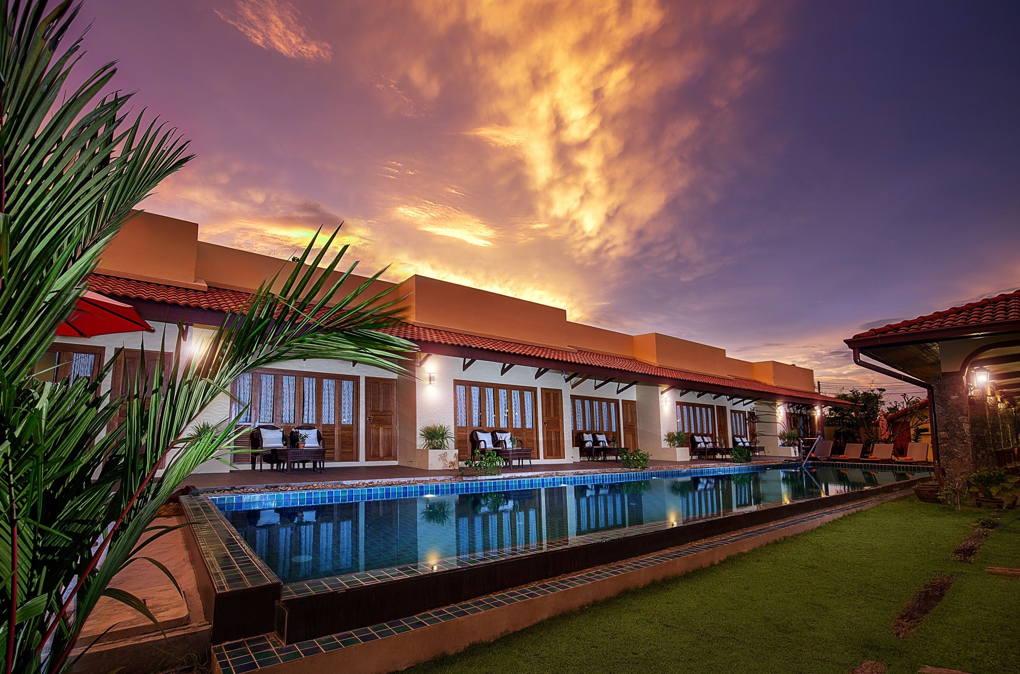 Fachada da propriedade à noite