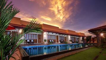 Fachada da propriedade à noite