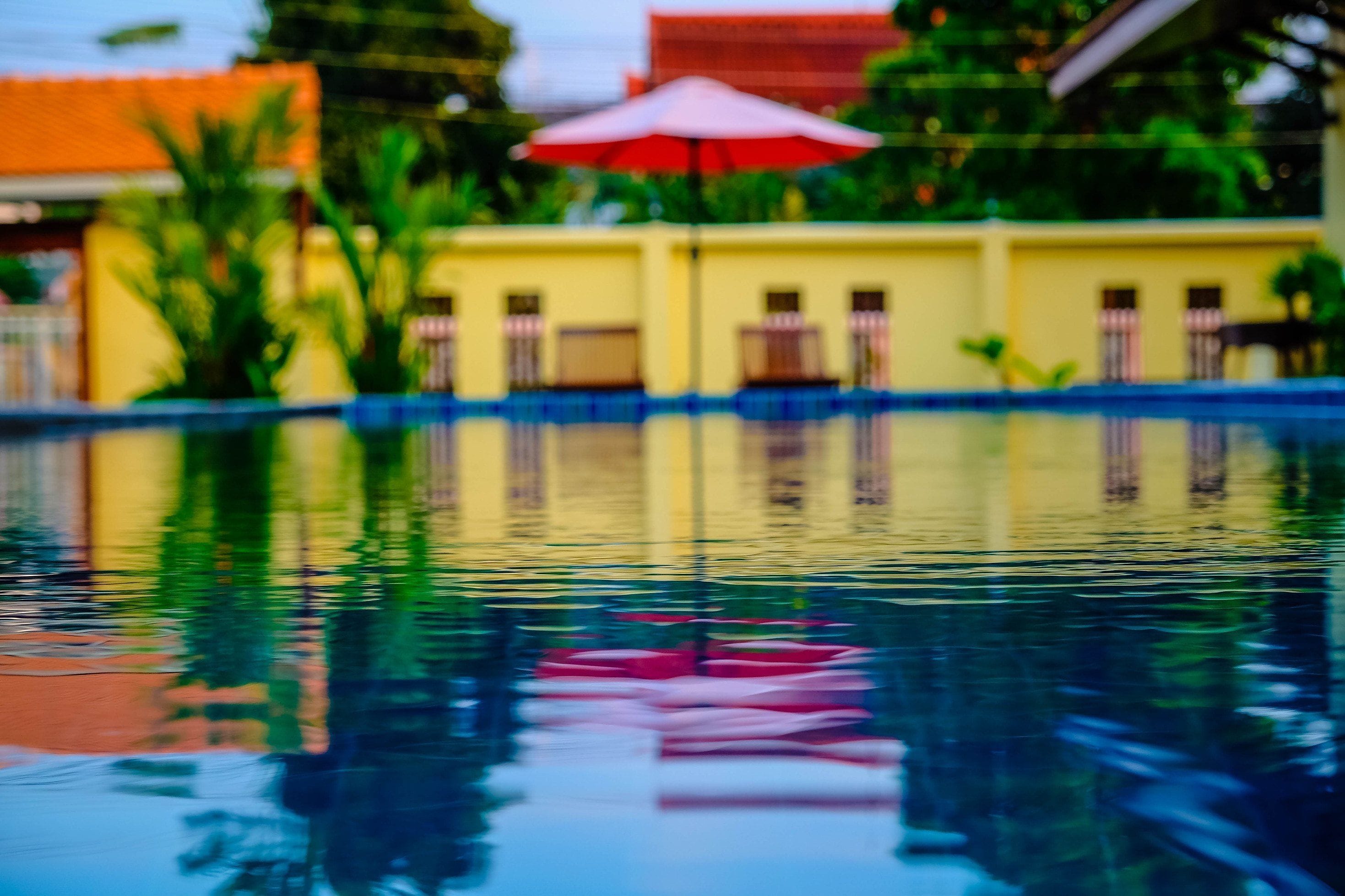 Piscina externa, guarda-sóis, espreguiçadeiras