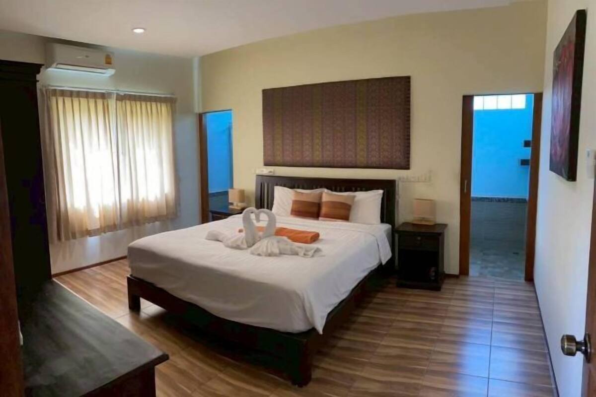 In-room safe, iron/ironing board, WiFi (free), bed sheets