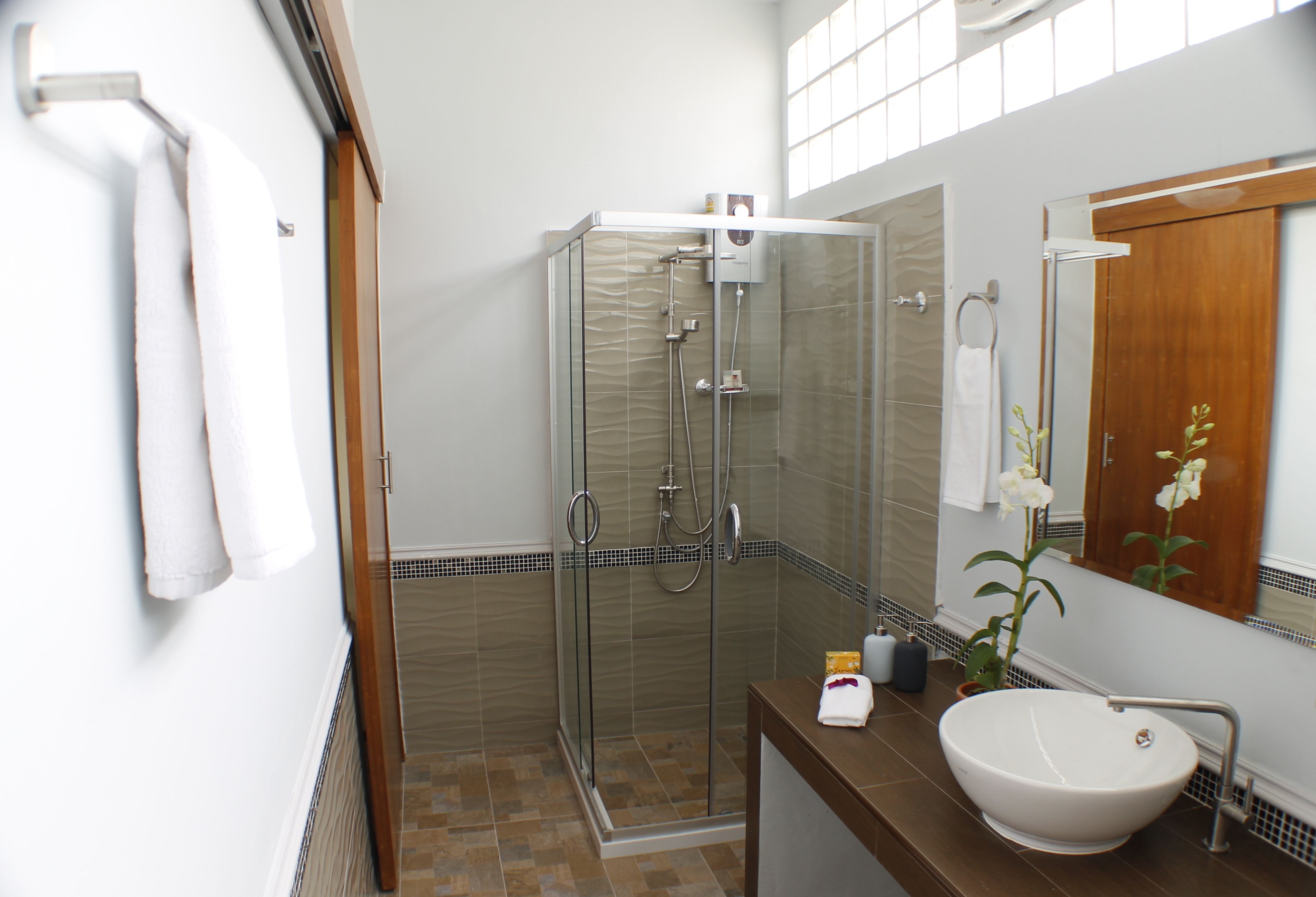 Villa with Kitchen | Badezimmer | Dusche, kostenlose Toilettenartikel, Haartrockner, Bademäntel