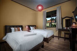 Deluxe Twin Room | In-room safe, iron/ironing board, free WiFi, bed sheets