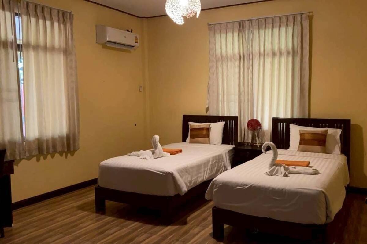 Deluxe Twin Room | In-room safe, iron/ironing board, WiFi (free), bed sheets