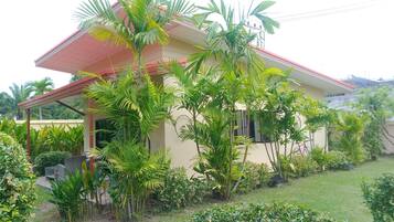 Villa with Kitchen | Caja de seguridad en la habitación y tabla de planchar con plancha