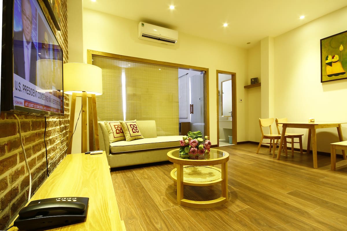 Apartament Deluxe | Sala d'estar | Televisor intel·ligent de 43 polzades amb canals per cable i televisor 
