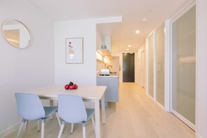 Apartamento, 2 quartos | Opções para refeição no quarto