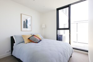 Apartamento, 2 quartos | 2 quartos, roupas de cama premium, cofres nos quartos