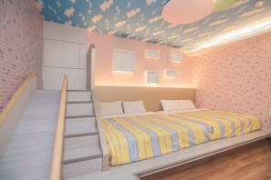 A bedroom with a bed, a staircase, and a wall with a pattern. - Cherry Blossom Motel (Puli)