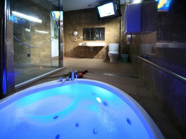 Amenidades de baño gratuitas, secadora de cabello, pantuflas 