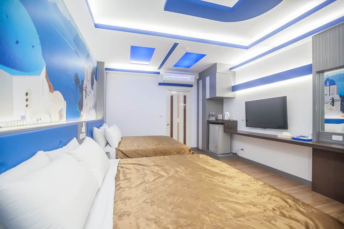 Deluxe Quadruple Room | Desk, blackout drapes, rollaway beds (surcharge), WiFi (free)