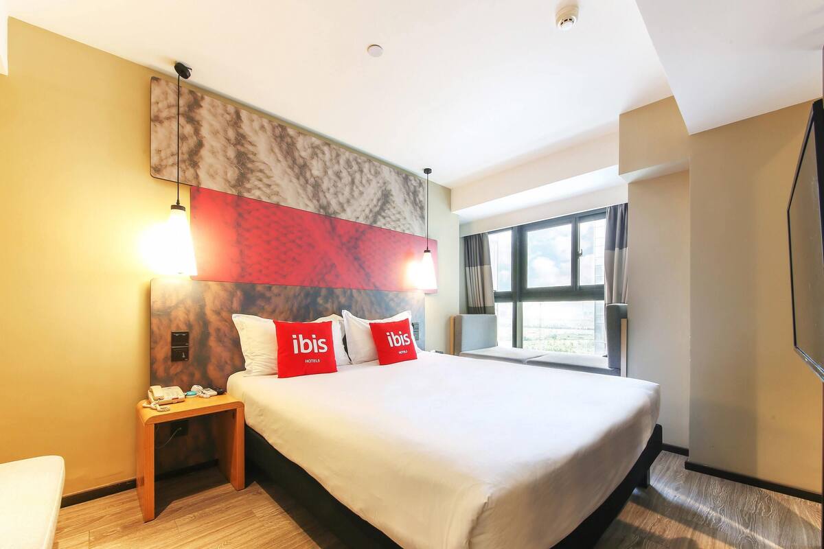 Habitación Deluxe doble | Caja fuerte, escritorio, cortinas opacas y wifi gratis