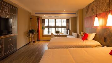 غرفة ديلوكس بسريرين منفصلين | خزنة داخل الغرفة ومكتب وستائر تعتيم وواي فاي مجانًا