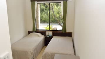 Twin Room | Desk, laptop workspace, blackout curtains, free WiFi