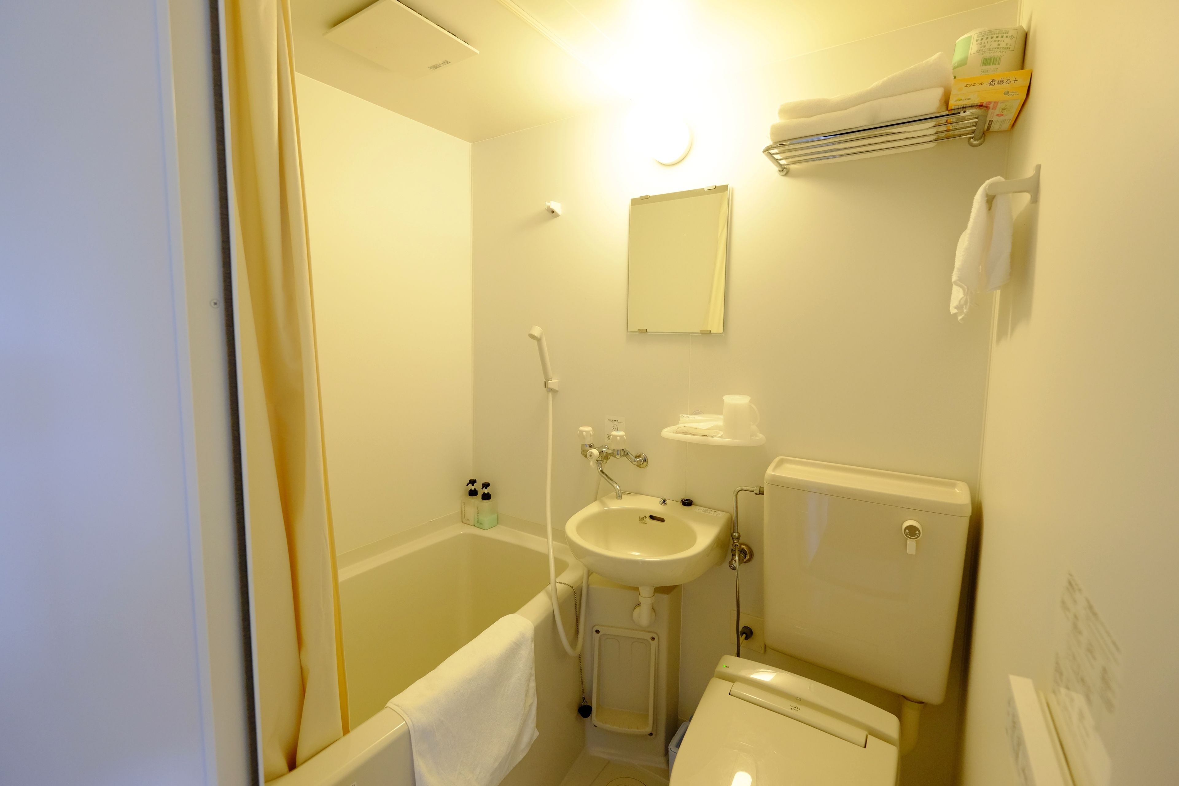Combined shower/bathtub, deep-soaking bathtub, hair dryer, slippers