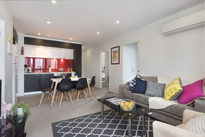 Modern 3 Bedroom Apartment Sutherland Street | Living area