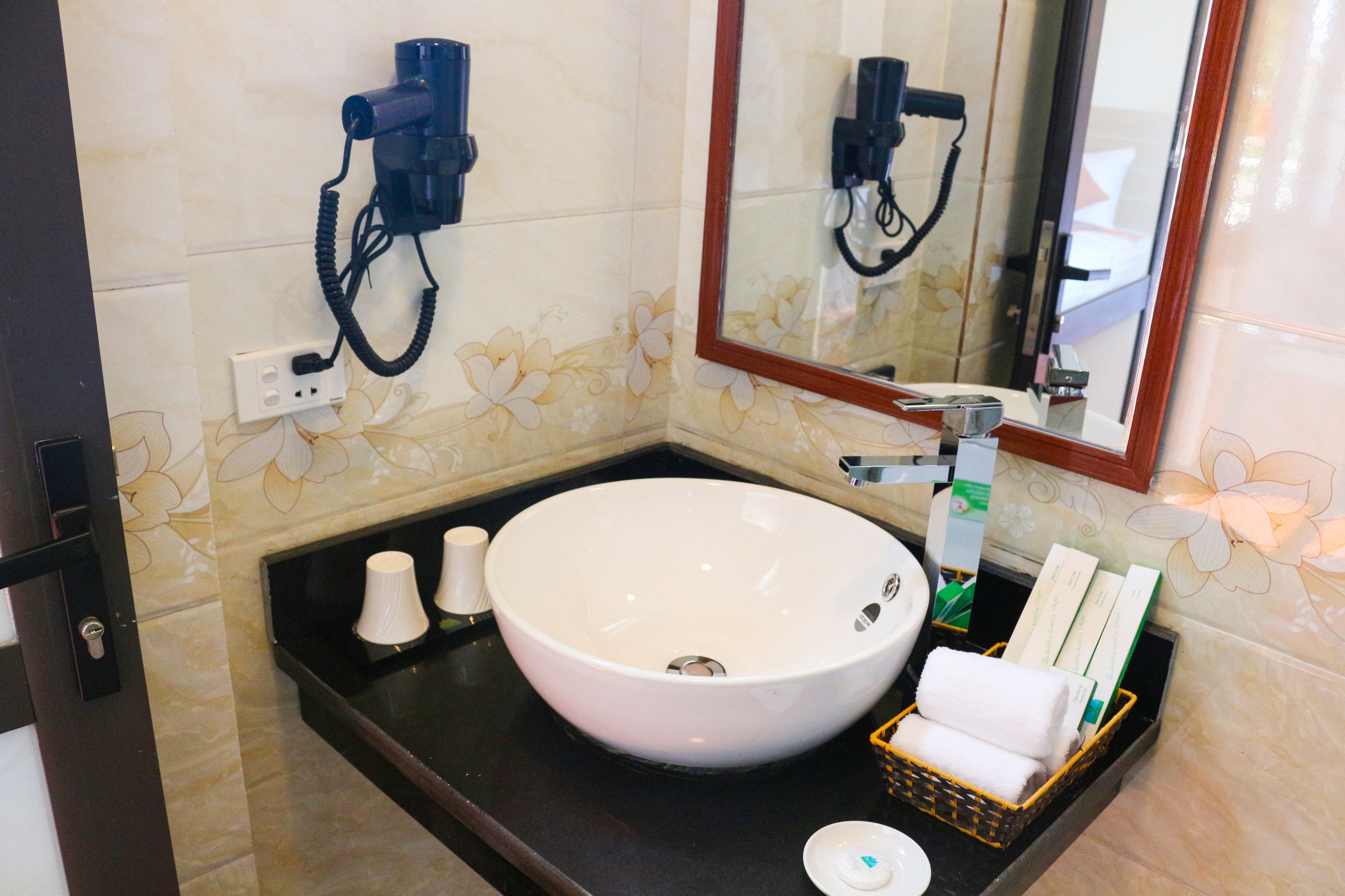 deluxe double or twin room | bathroom sink