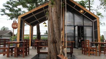 Se sirven desayunos, almuerzos y cenas; cocina internacional