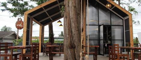 Breakfast, lunch, dinner served; international cuisine