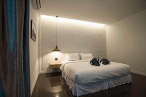 Quarto casal standard | Cortinas blackout, camas extras/dobráveis (sobretaxa), Wi-Fi de cortesia