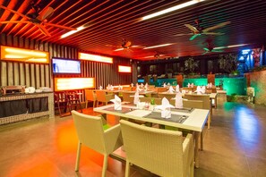 Phục vụ bữa s áng, bữa trưa, bữa tối, món địa phương và quốc tế 