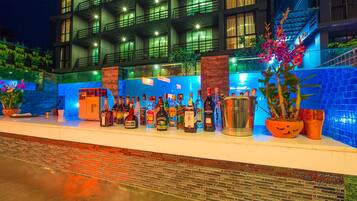 Bar en bord de piscine