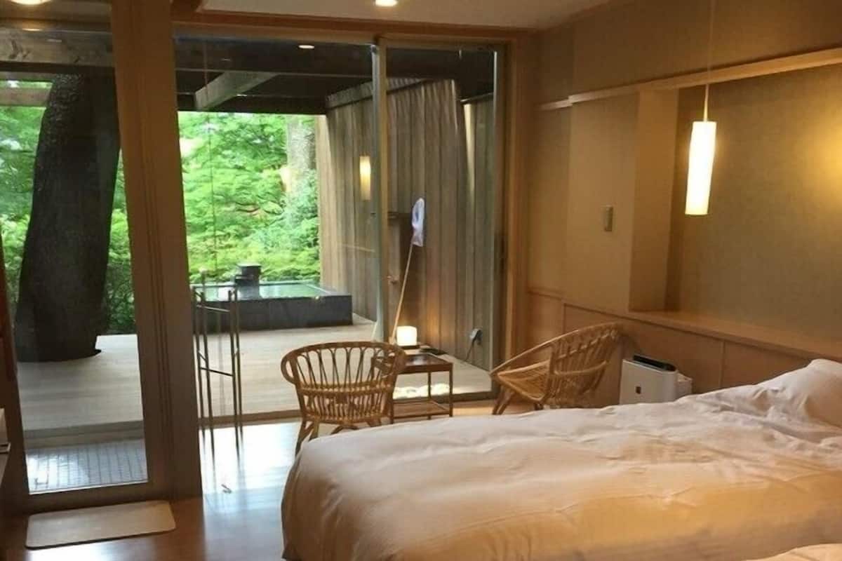 Skrivebord for bærbar PC, wi-fi og sengetøy