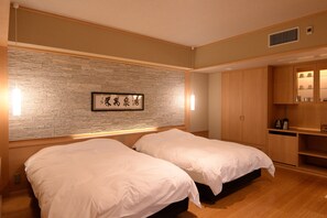Habitación tradicional (Japanese Style WAKU/ZEN) | Espacio para trabajar con laptop, wifi y ropa de cama 