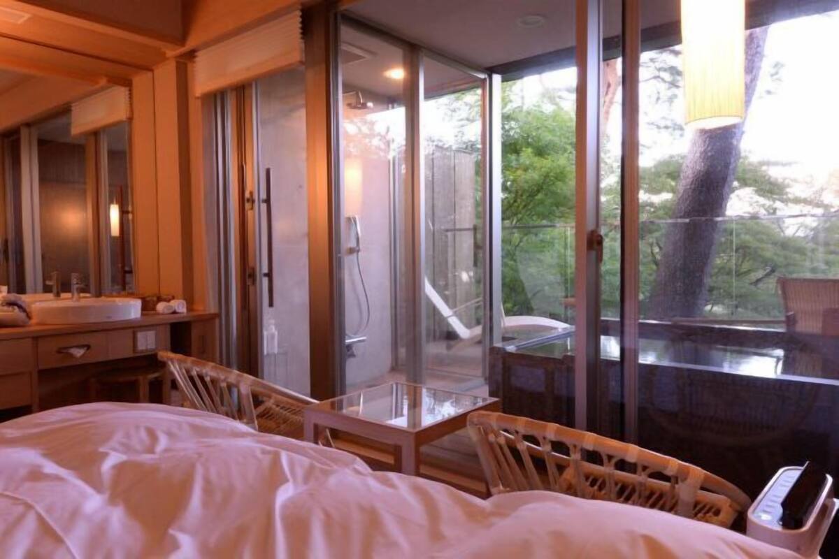 Espacio para trabajar con un portátil, wifi, ropa de cama