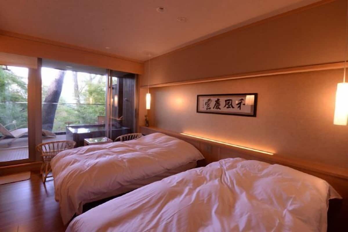 Laptop workspace, WiFi, bed sheets