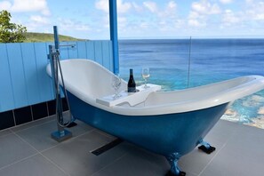 Deep-soaking bathtub