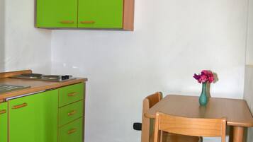 Double Room, Garden View | Private kitchenette