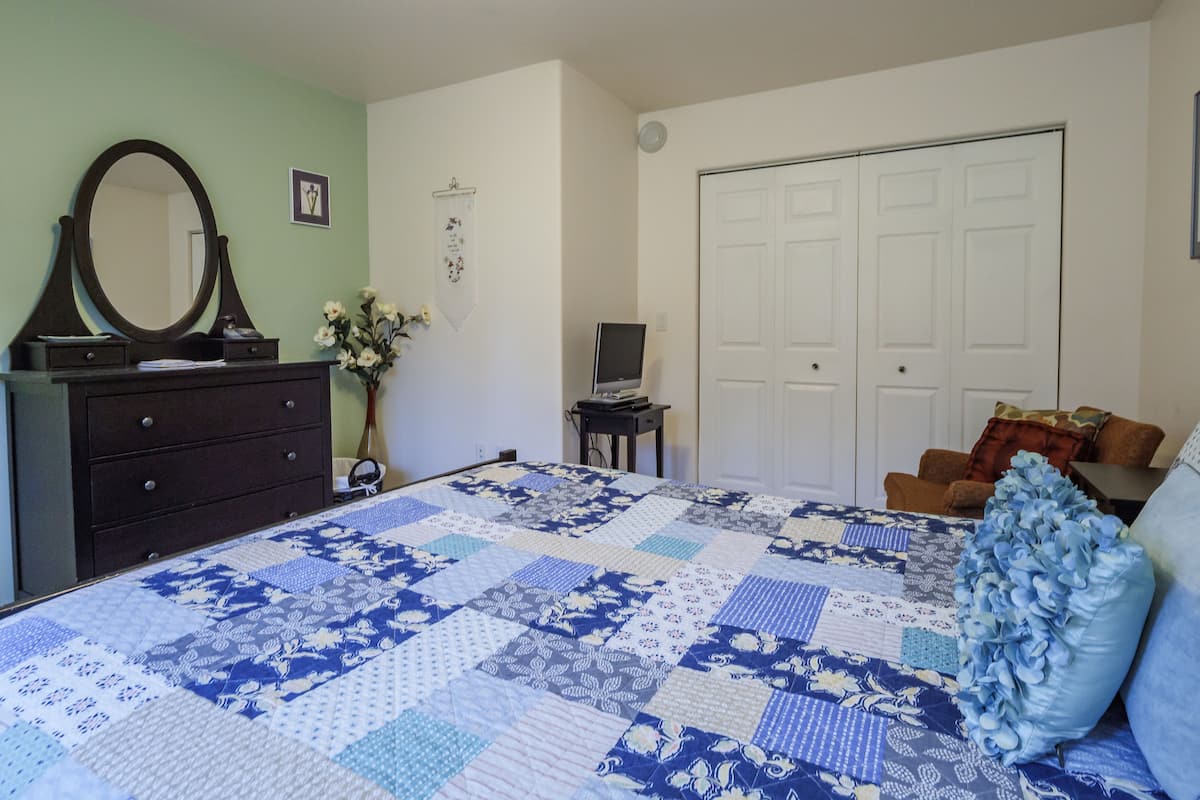 Suite, 1 Queen Bed | Desk, free WiFi, bed sheets