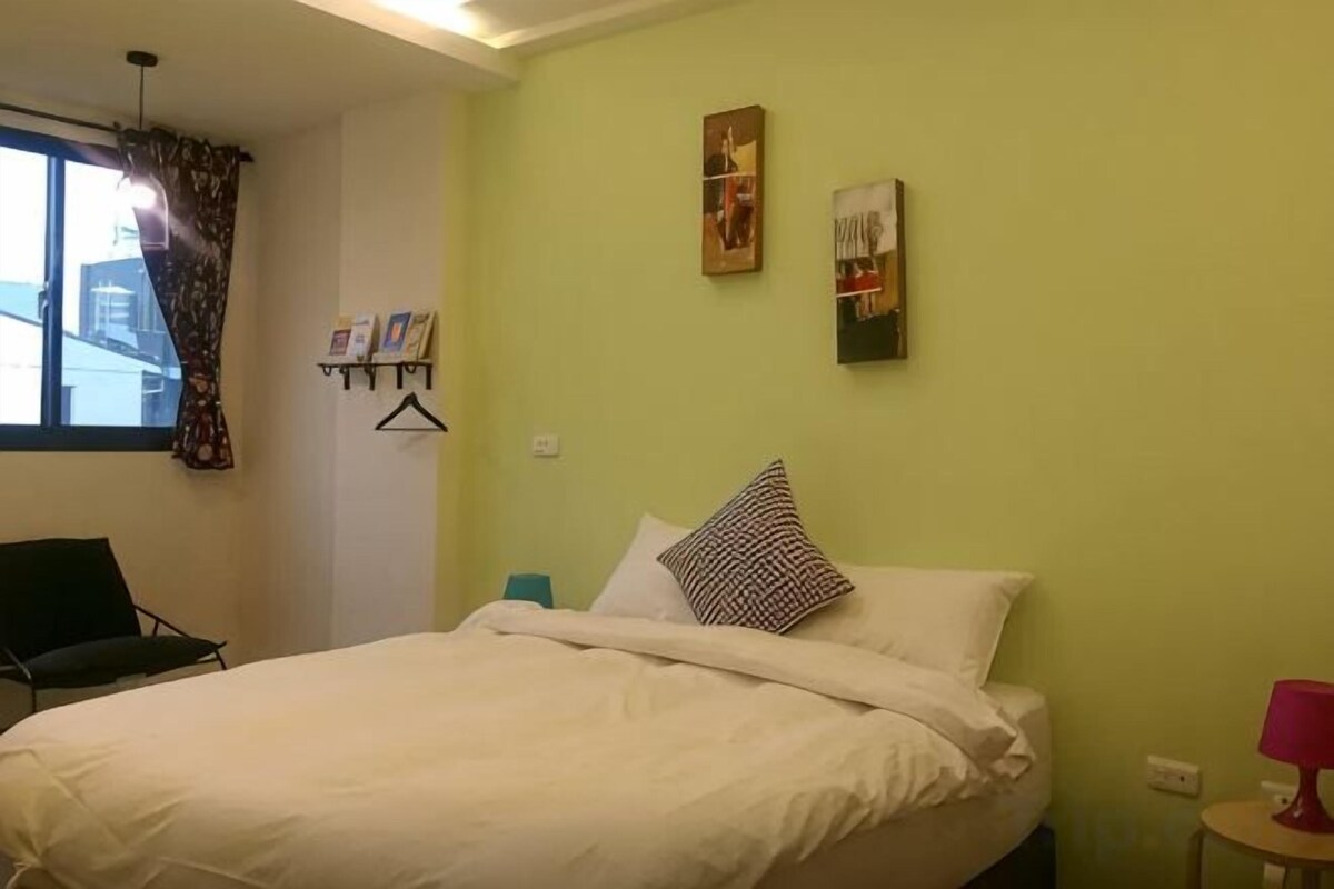 Schreibtisch, Verdunkelungsvorhänge, schallisolierte Zimmer