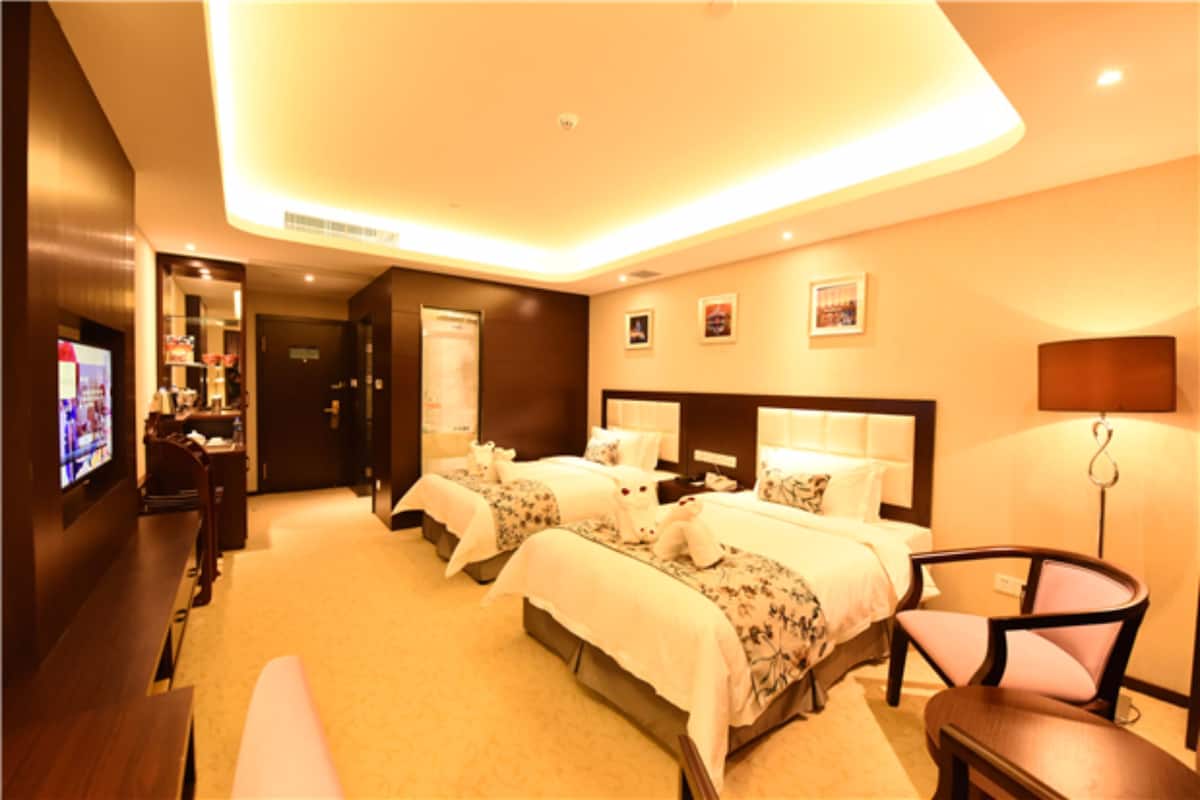 Deluxe Twin Room | Minibar, desk, blackout curtains, iron/ironing board