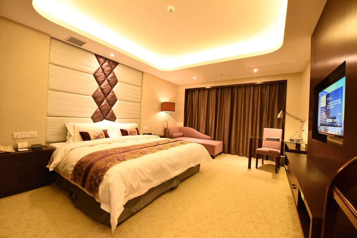 Deluxe King Room | Minibar, desk, blackout curtains, iron/ironing board