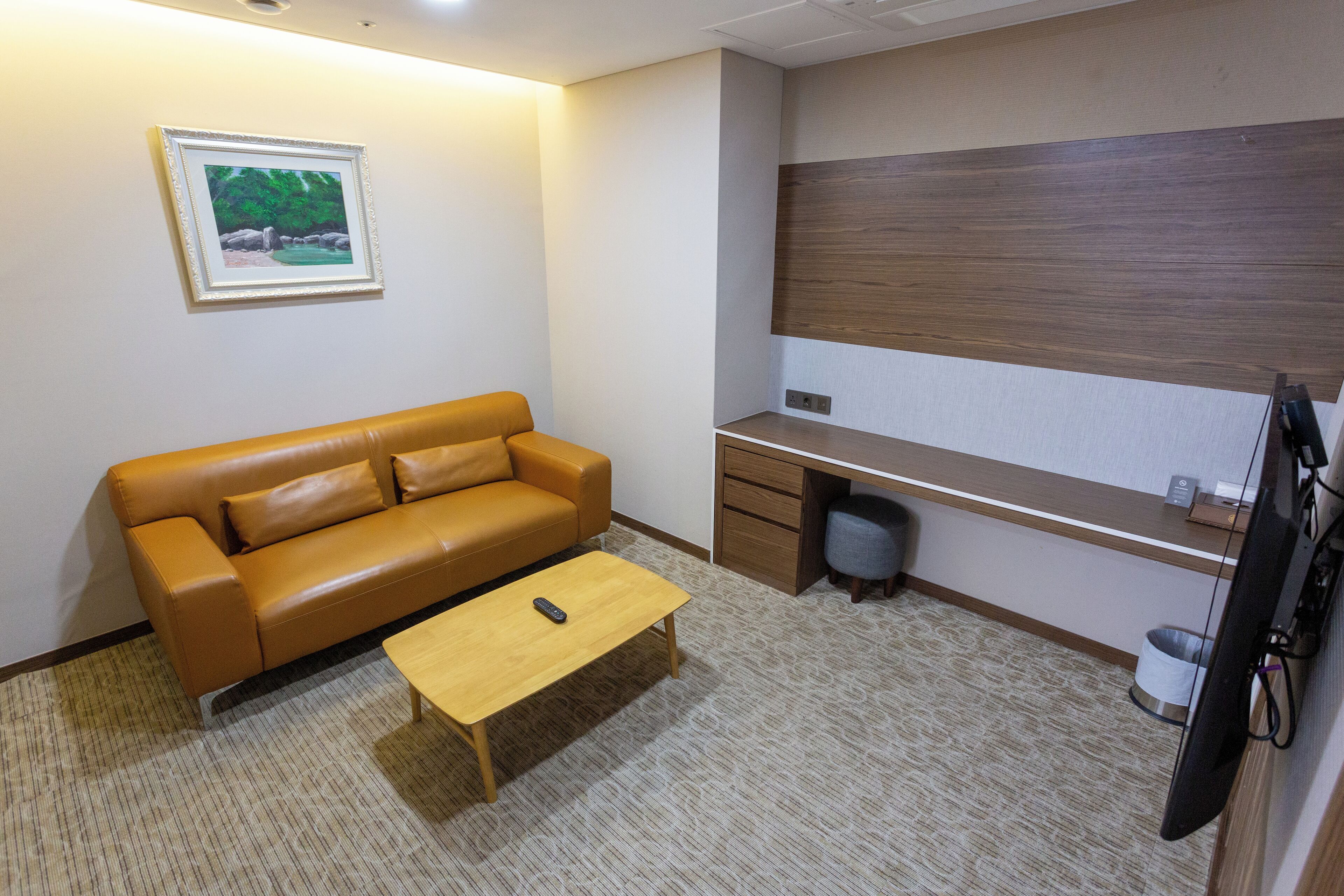 [netflix-watching vacation] suite | living area | 32-inch flat-screen tv with cable channels, tv, netflix