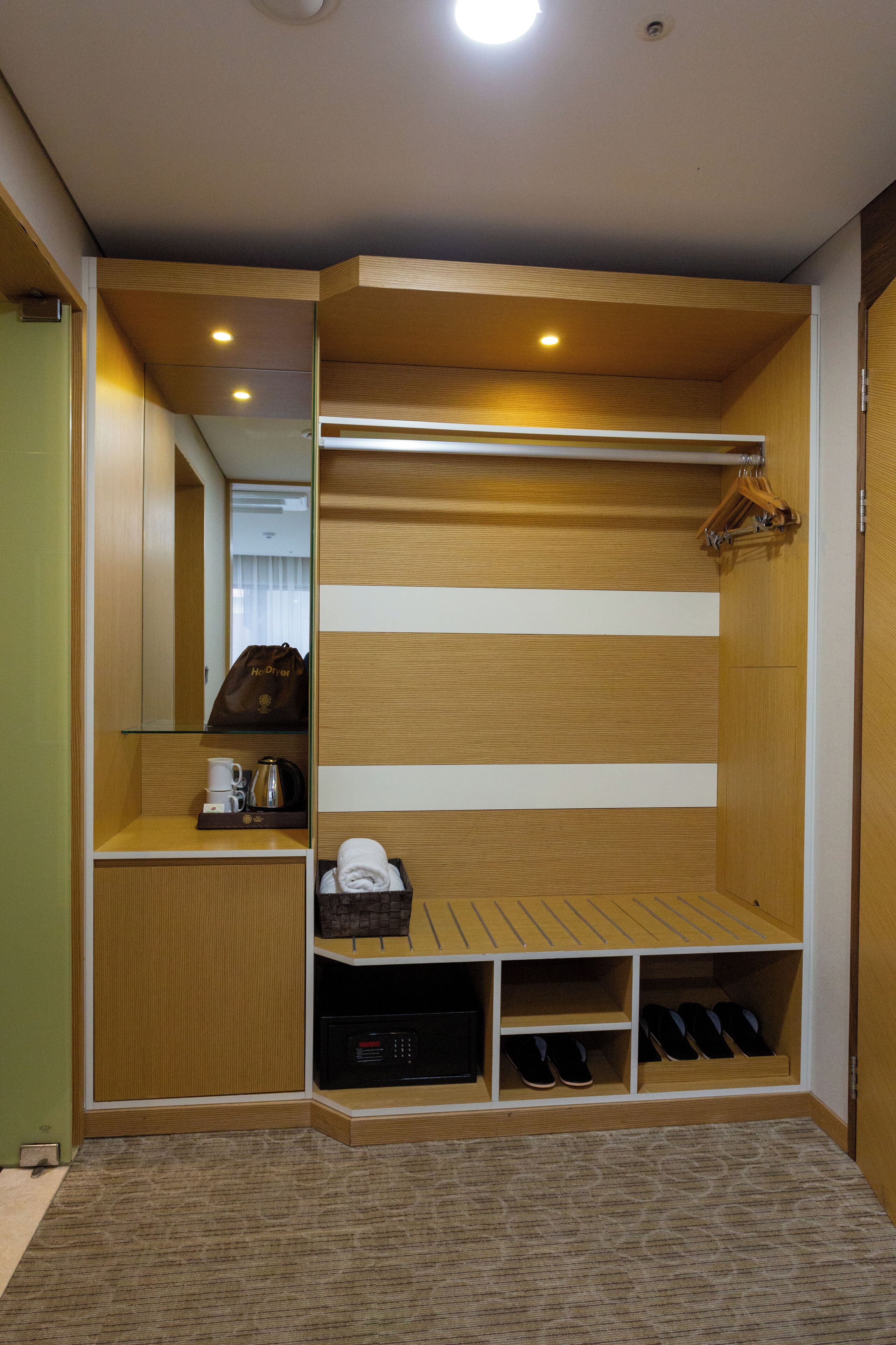 32-inch flat-screen tv with cable channels, tv, netflix