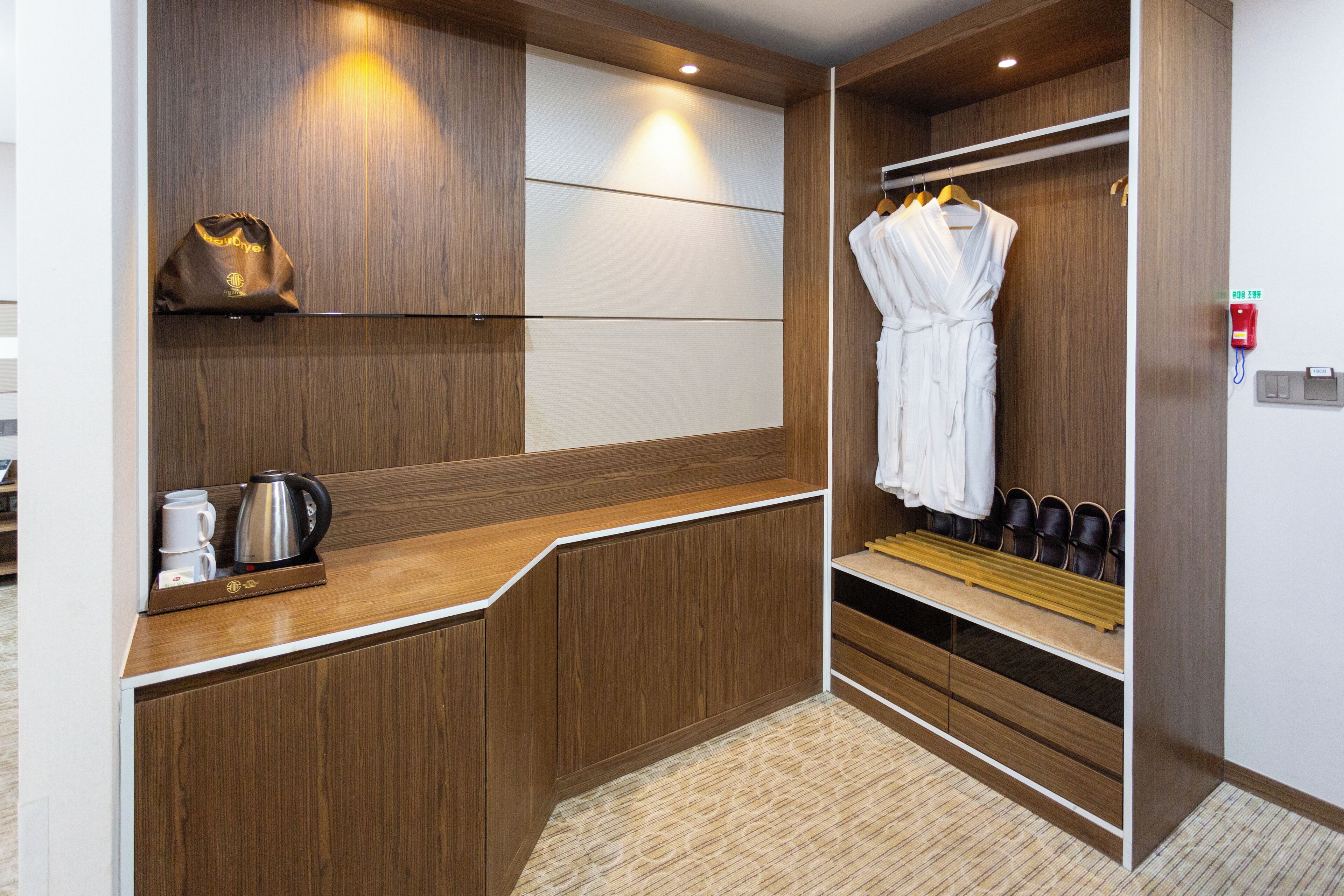 deluxe suite [dsu] | living area | 32-inch flat-screen tv with cable channels, tv, netflix