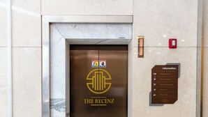 Un ascensor con un letrero que indica que es el octavo piso.