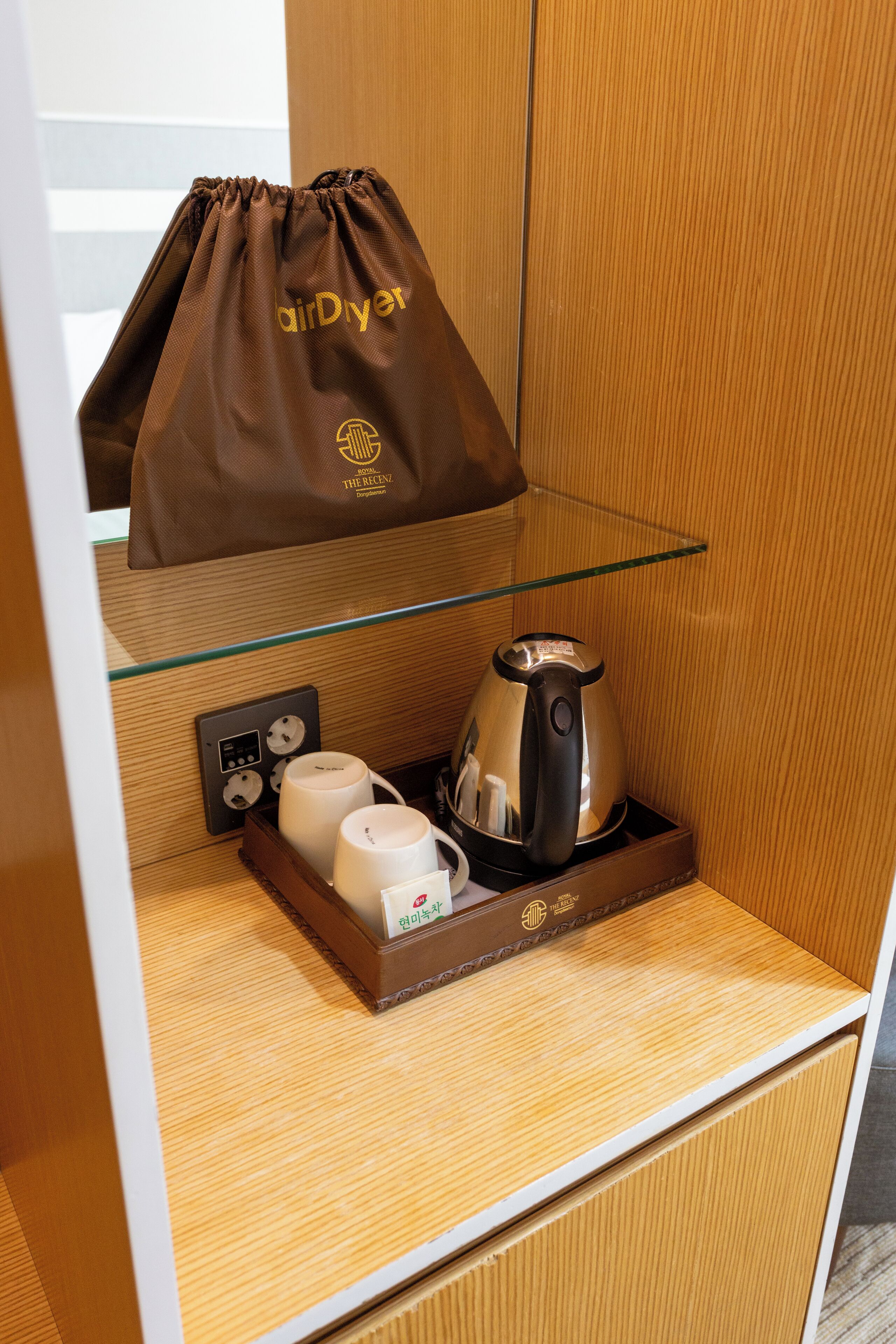 32-inch flat-screen tv with cable channels, tv, netflix