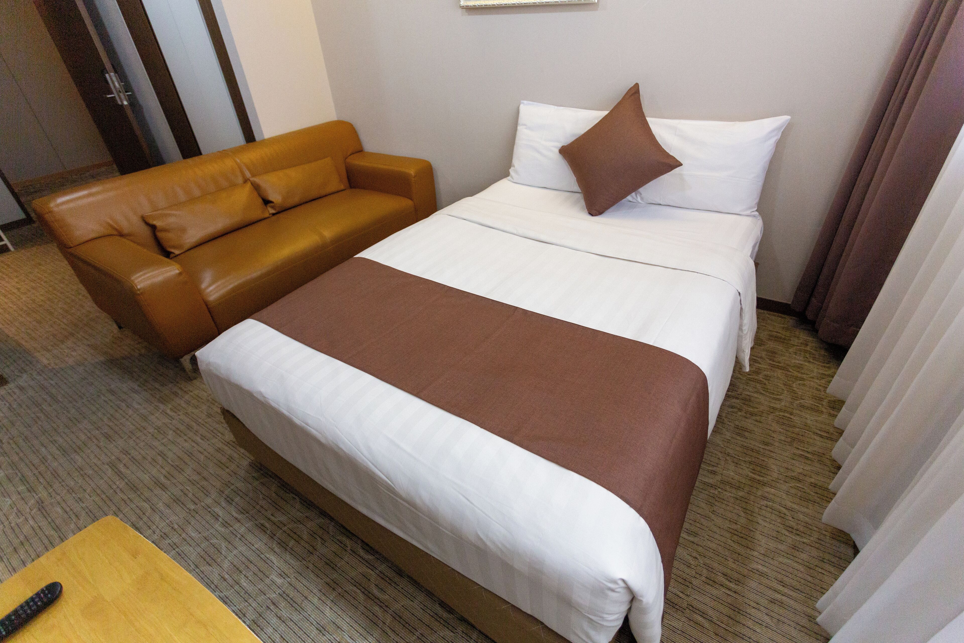 deluxe suite [dsu] | 1 bedroom, pillow-top beds, in-room safe, laptop workspace