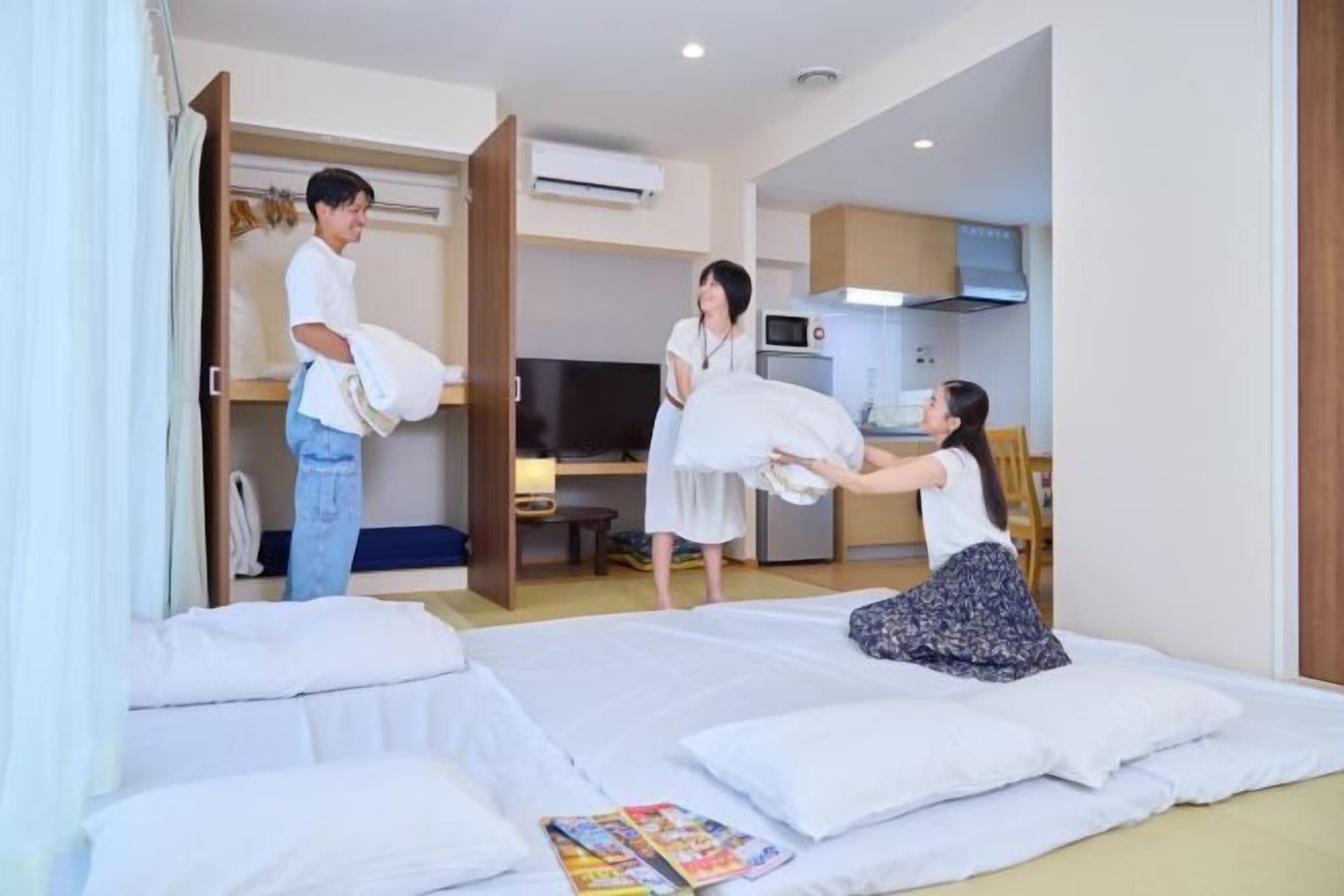 Ameublement personnalisé, rideaux occultants, fer et planche à repasser